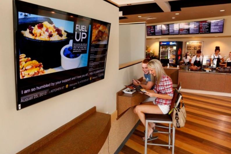 Elevating Restaurant Ambiance: Dynamic Digital Displays for Modern Dining